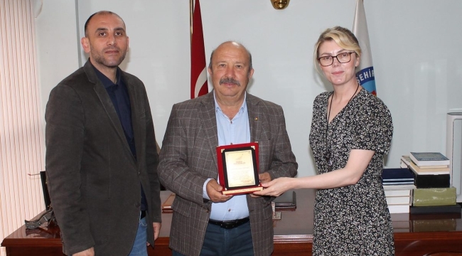 Başkan Seyhan'a plaket