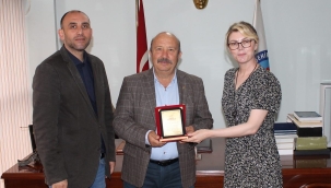 Başkan Seyhan'a plaket