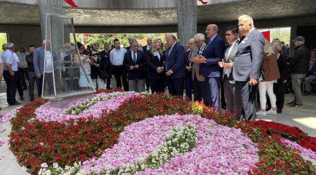 Cumhurbaşkanı Demirel mezarı başında anıldı