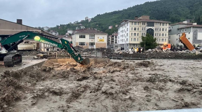 Karadenizde sel,evler boşaltıldı,okullar tatil edildi