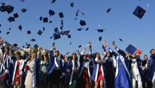 Mezun öğrenciler Demirci'den karafillerle uğurlandı