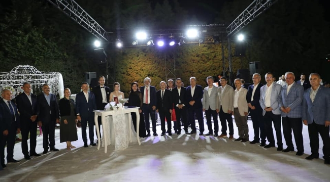 Siyasetcileri buluşturan nikah