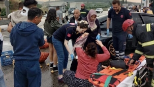 Trafik kazasında yaralanan 5 kişi hastaneye kaldırıldı