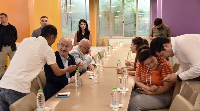Vali Karadeniz depremzedelerle bayramlaştı