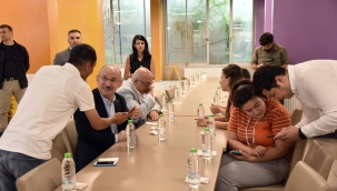 Vali Karadeniz depremzedelerle bayramlaştı