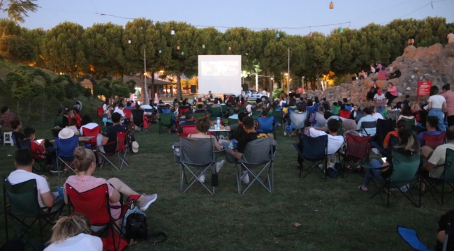Akhisar'lıların yaz akşamı sinema keyfi