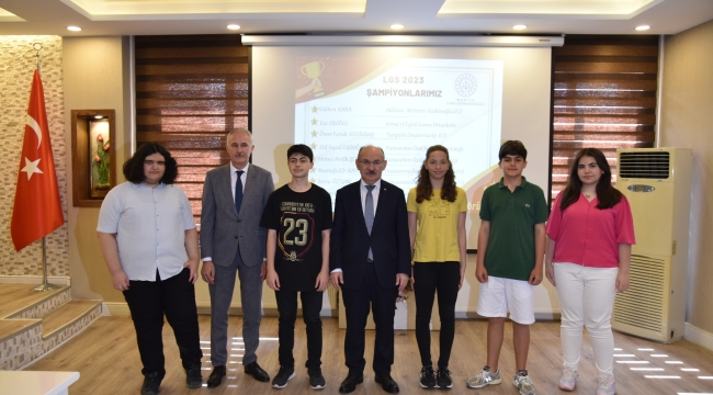 Başarılı öğrenciler Vali Karadeniz'e ekmek zammını sordu