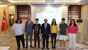 Başarılı öğrenciler Vali Karadeniz'e ekmek zammını sordu