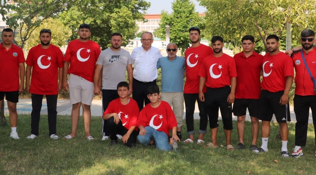 Başkan Akın güreşcilerden madalya istedi