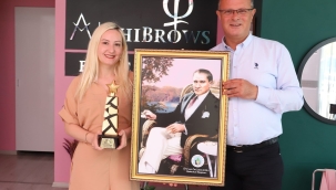 En başarılı güzellik uzmanı eğitmene başkandan ödül