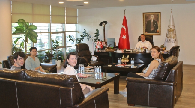 Gelecegin ressamları başkan Dutlulu'yu ziyaret etti