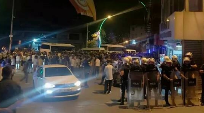 Halk sokağa döküldü