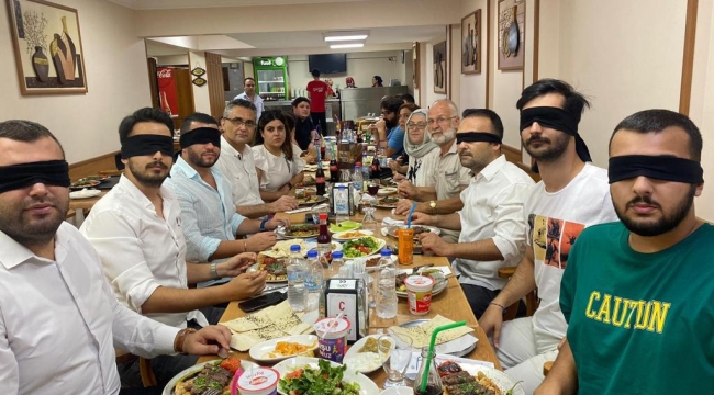 İyi partili gençlerden anlamlı eylem:karanlıkta yemek