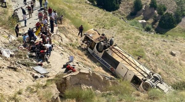 Otobüs viyadükten uçtu 7 kişi öldü,21 kişi yaralandı