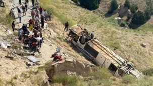 Otobüs viyadükten uçtu 7 kişi öldü,21 kişi yaralandı