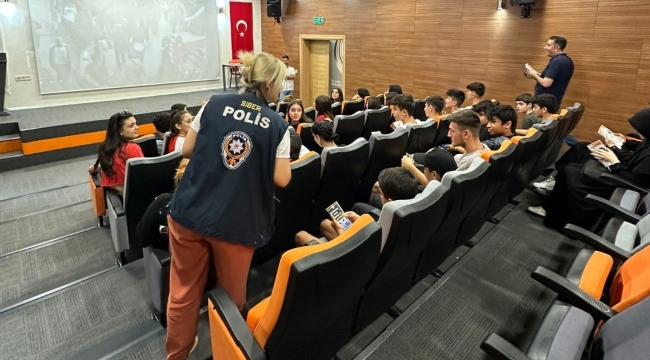 Polis gençleri bilgilendirdi