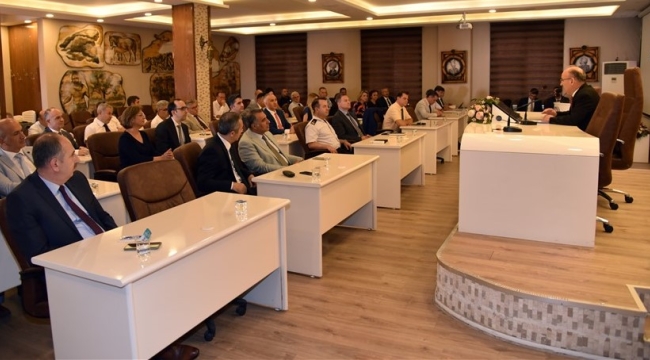 Vali Karadeniz idarecilerden huzur ortamını sürdürmelerini istedi