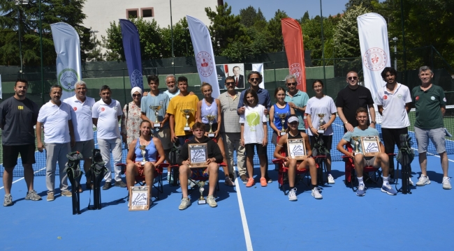 Yaz kupası tenis turnuvası ödülleri sahiplerini buldu