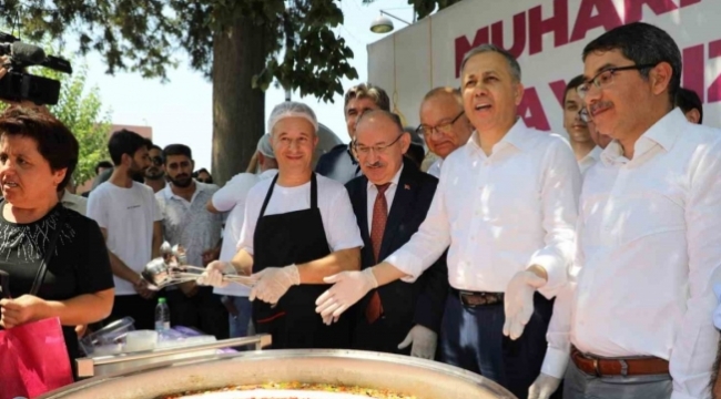 Bakan Yerlikaya aşure dağıttı