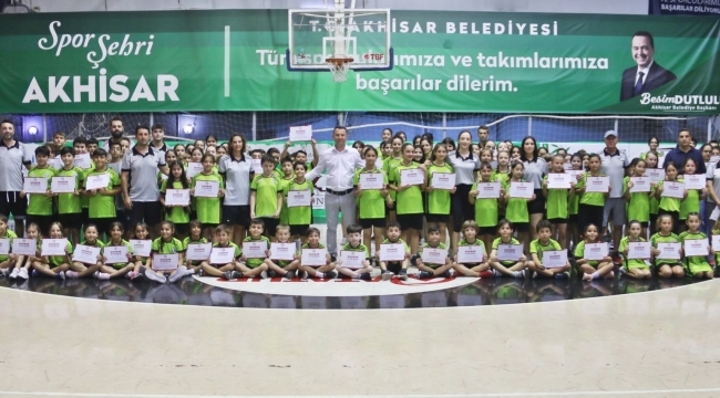 Başarılı çocuk sporculara belge