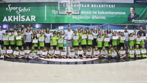 Başarılı çocuk sporculara belge