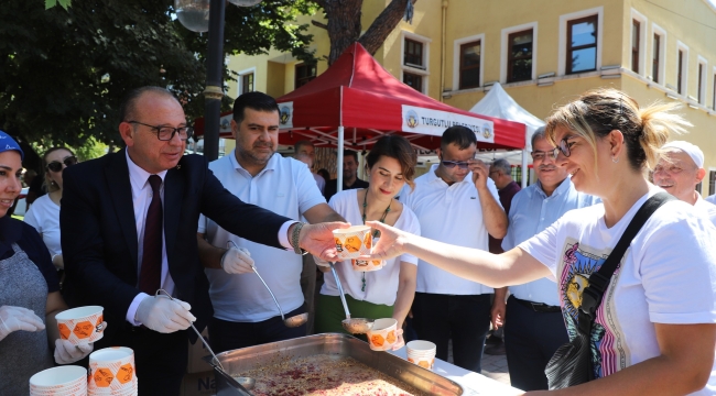Başkan Akın'dan vatandaşa aşure ikramı