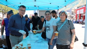 Başkan Öküzcüoğlu vatandaşa aşure dağıttı