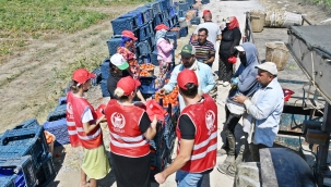 Belediye tarım işçilerine şapka ve su dağıttı 