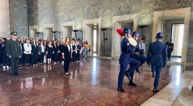 CHP'li 81 il kadın kolu başkanı eşitlik taleplerini önce Atatürk'e ilettiler