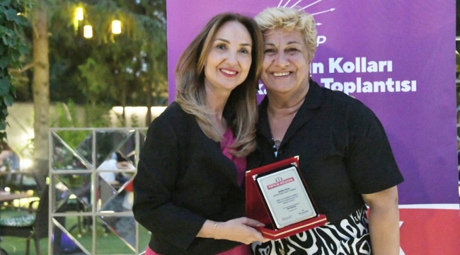 CHP il kadın kolu başkanı Uysal plaketle ödüllendirildi