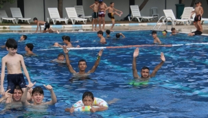 Saruhanlı'da çocukların havuz keyfi