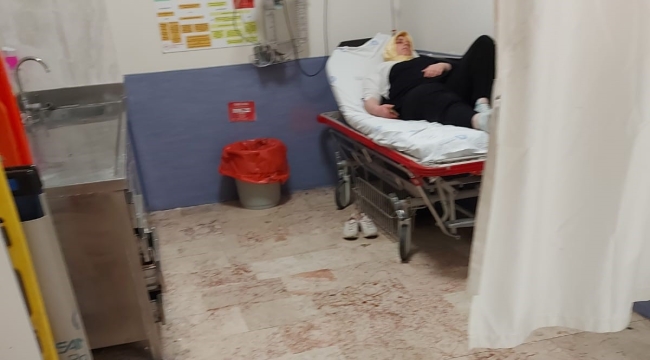 Şifa arayan hasta tıbbi atık kovasıyla aynı odada