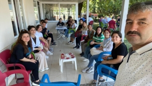 Stajyer öğrencilere uygulamalı yeni çeşit üzümlerin Islahı eğitimi