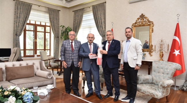 Vali Karadeniz'e kırmızı dipli mumlu davetiye