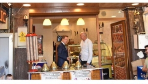 Vali Ünlü esnaf ziyaretinde 