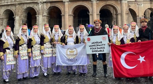 Akhisar belediyesi halk oyunları ekibi Roma'da
