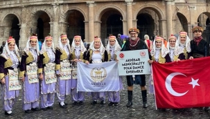 Akhisar belediyesi halk oyunları ekibi Roma'da