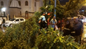 Akhisar'da fırtına yaşamı felç etti