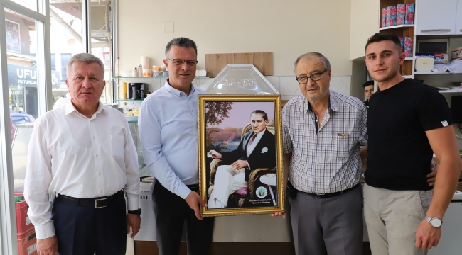 Başkan Öküzcüoğlu'ndan esnaflara Atatürk fotoğrafı 