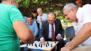 Başkan rakiplerini tek tek yendi