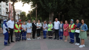 Kadın temizlik işçilerine CHP yöneticilerinden çiçek