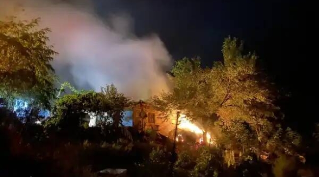 Kula'da yıldırım düşen ev yandı