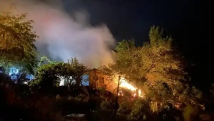 Kula'da yıldırım düşen ev yandı