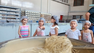 Öğrenciler helva yapımını izledi