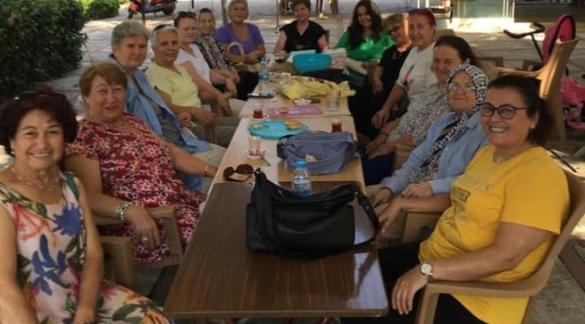 Partiye alınmayan CHP'li kadınlar parkta toplanıyorlar