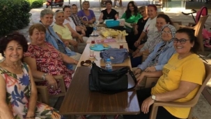 Partiye alınmayan CHP'li kadınlar parkta toplanıyorlar