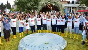 Suyunu çıkarmak için tonlarca üzümü çiğnediler