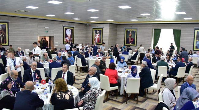 Vali Ünlü'den gaziler onuruna yemek 