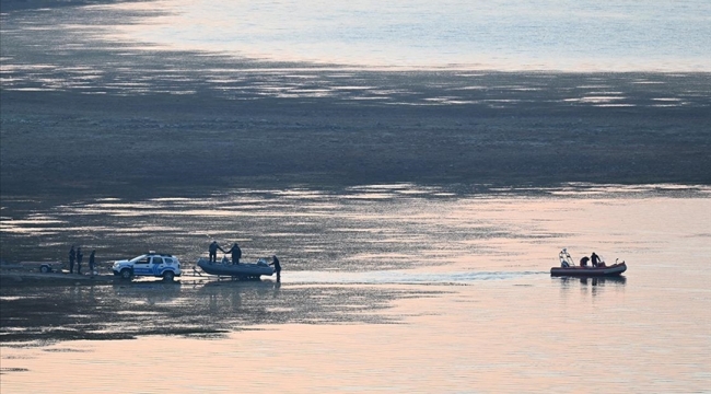 Yangına müdahale için giden helikopter baraja düştü