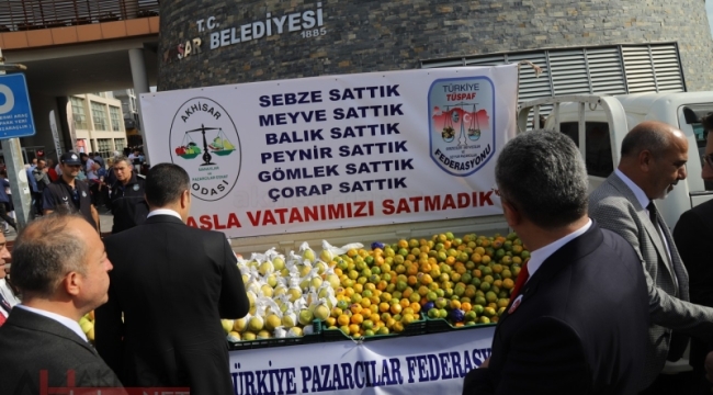 100.yıl anısına halka ücretsiz meyve dağtıldı